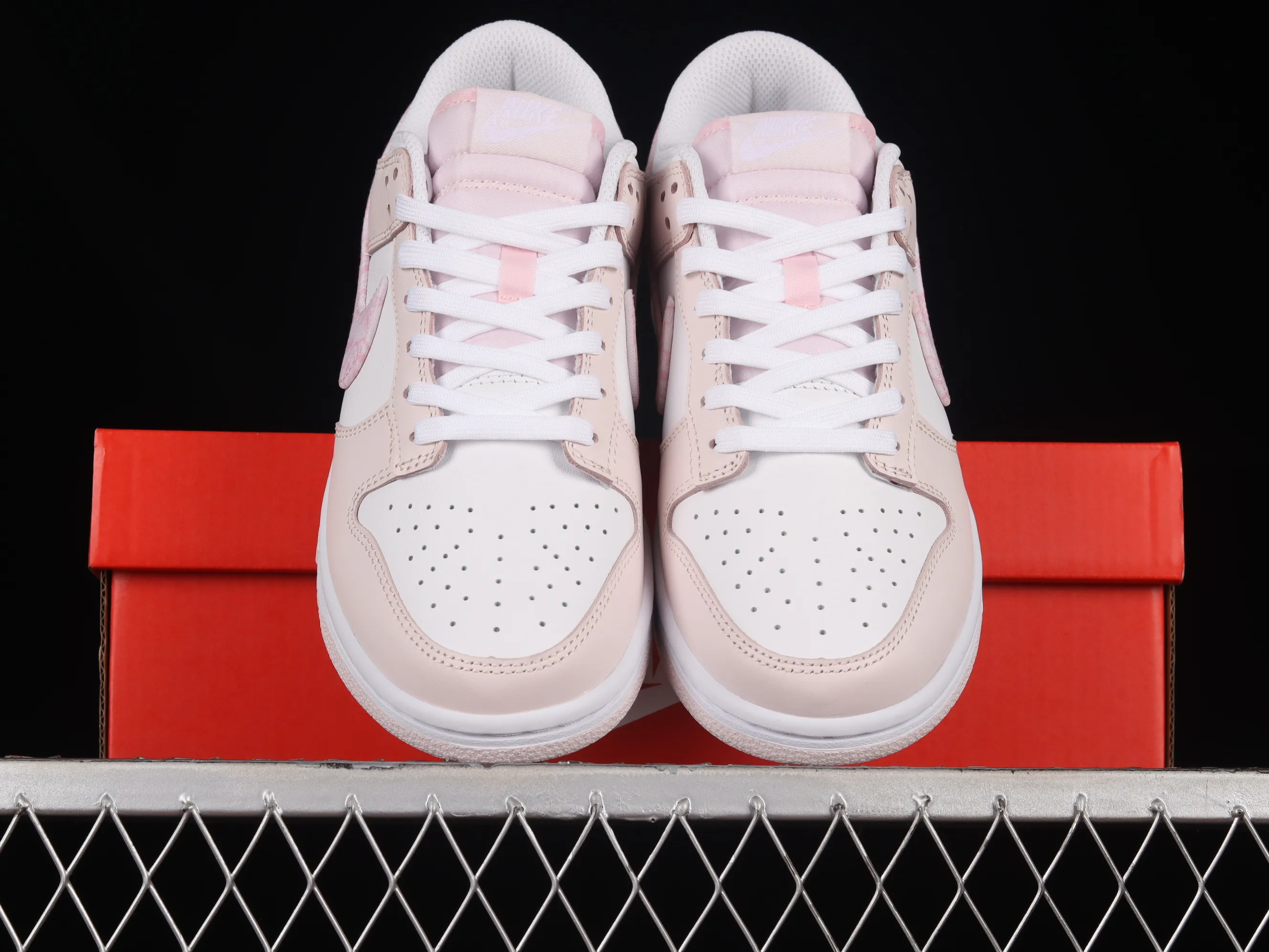 All categories Nk SB Dunk series Nk SB Dunk Low low-top sneakers C version Nk Dunk Low "Pink Paisley" Sakura pink SB low-top sports and leisure sneakers FD1449-100